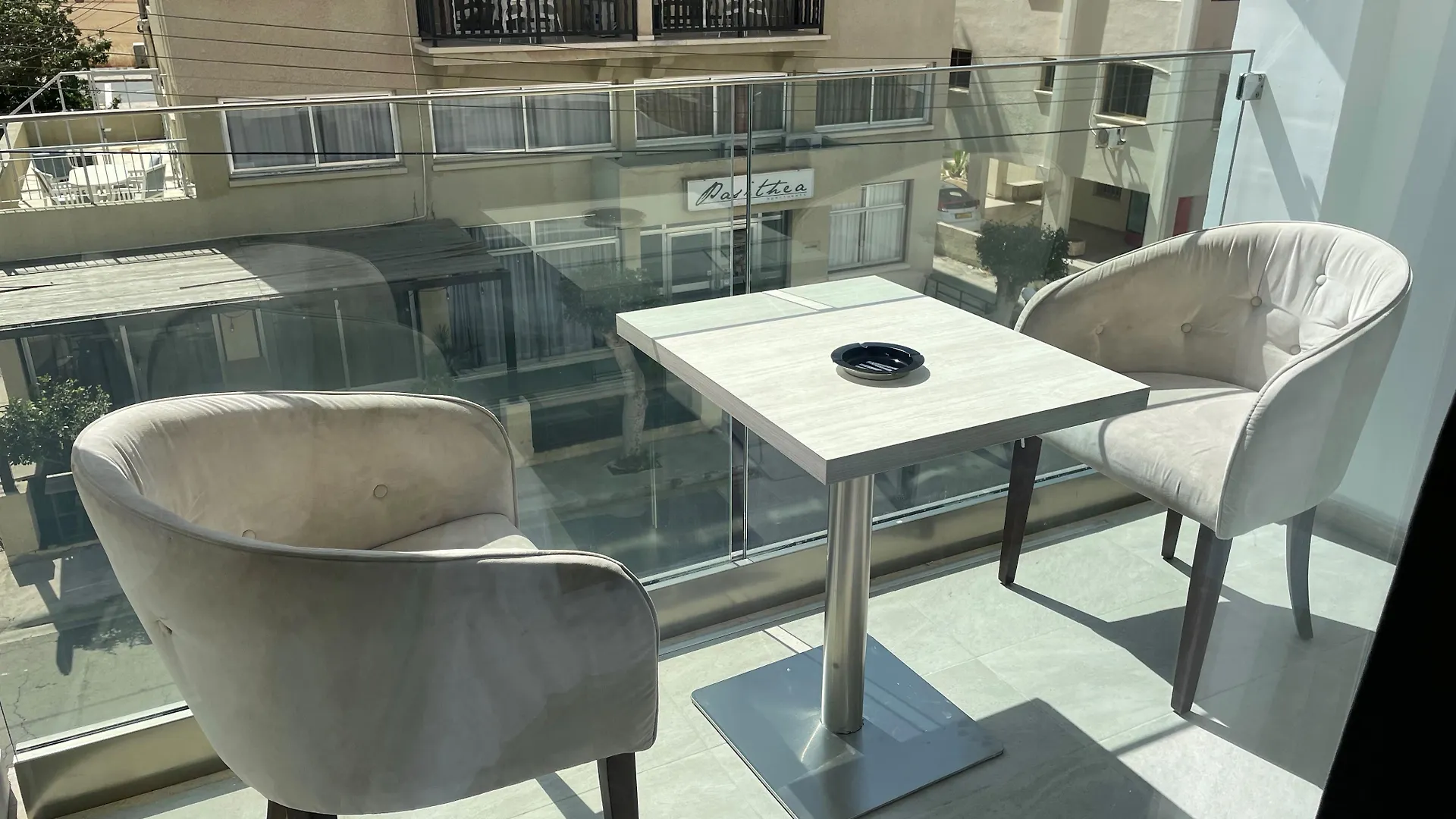 לרנקה La Veranda Hotel