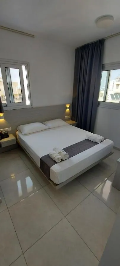 לרנקה La Veranda Hotel